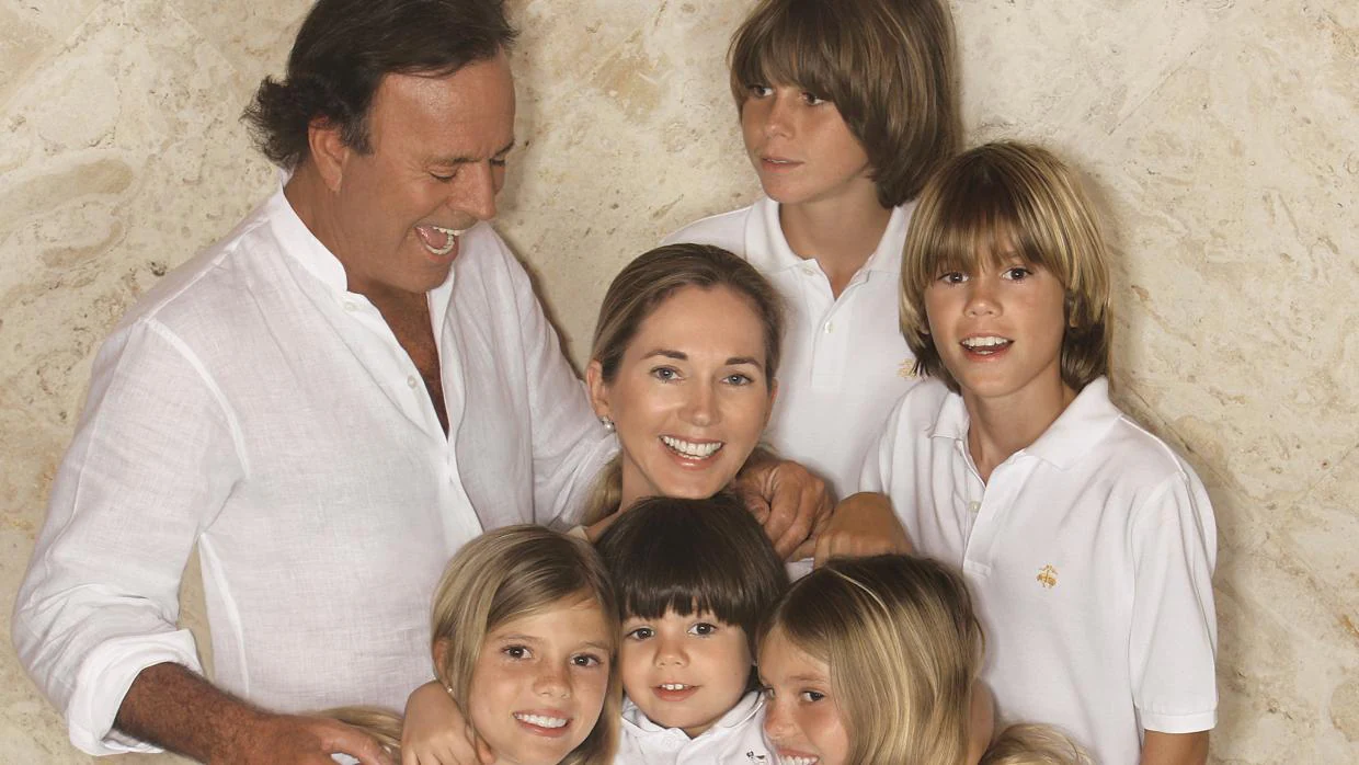 Antaño, Julio Iglesias felicitaba la Navidad con una imagen familiar con Miranda y sus cinco hijos