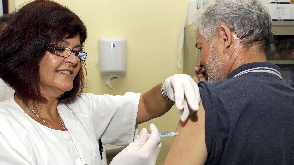 Imagen de archivo, una enfermera administra una dosis de vacuna a un paciente