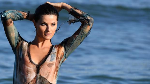 Isabeli Fontana, una venus en la playa de El Lido