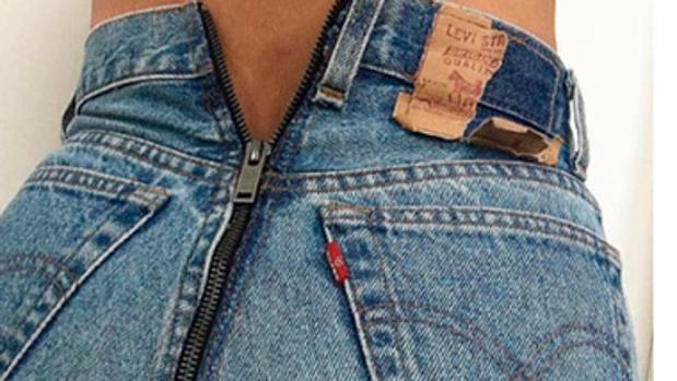 Así son los polémicos vaqueros con cremallera trasera que están de moda