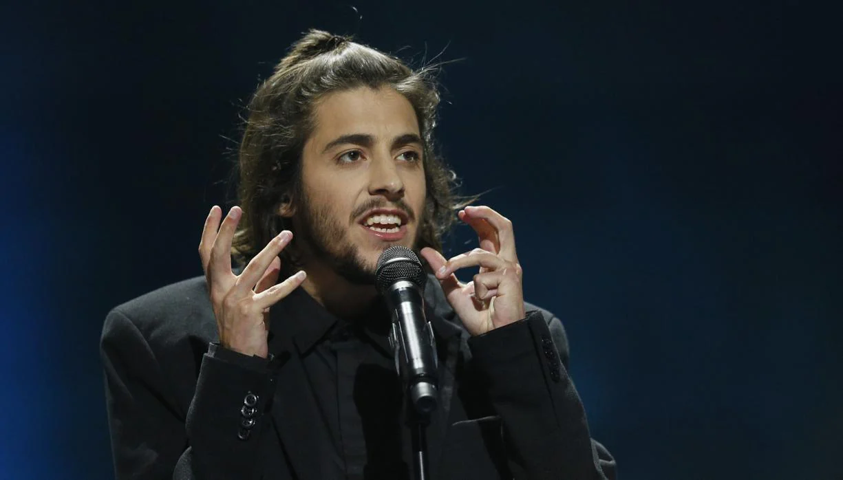 Salvador Sobral ganó el concurso musical por «Amar por los dos»