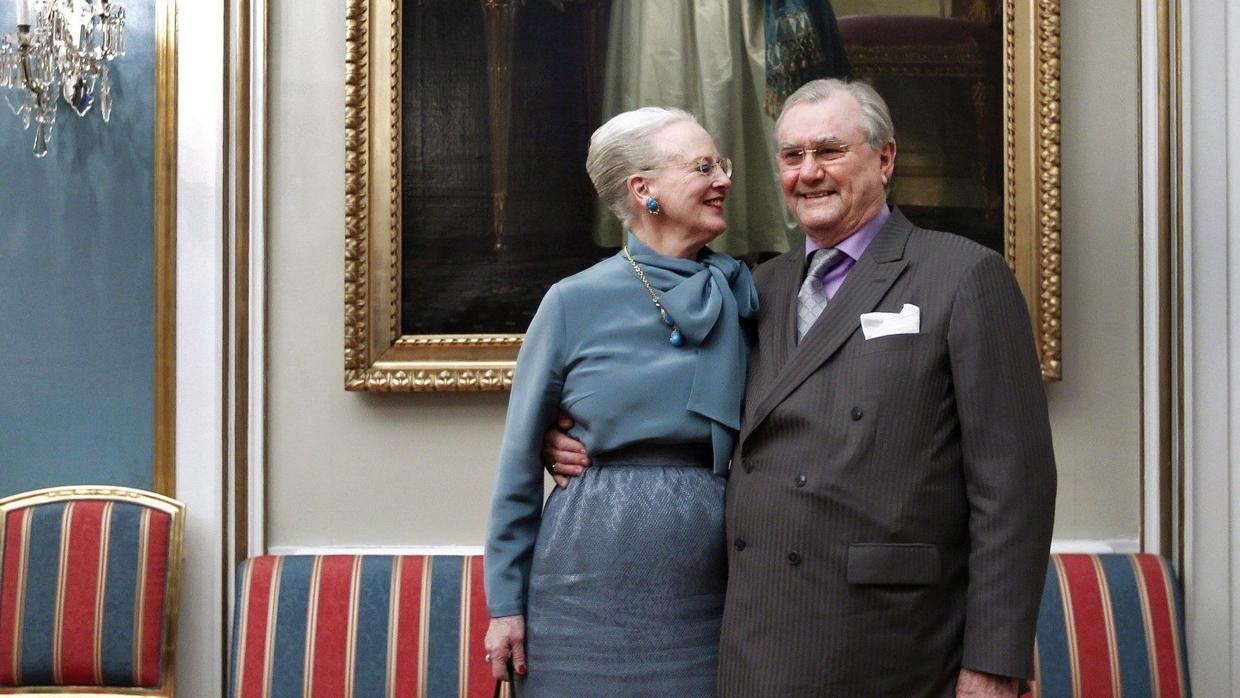 El Príncipe Enrique de Dinamarca junto a su mujer la Reina Margarita