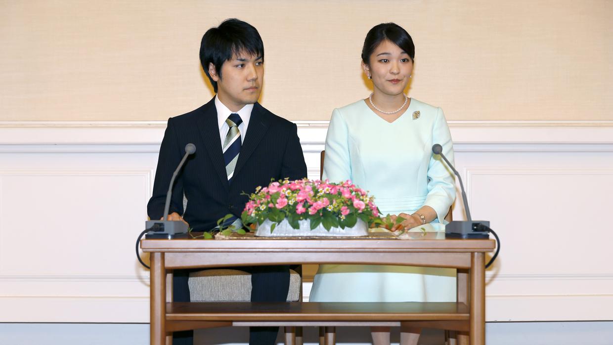 La Princesa Mako y su prometido el abogado Kei Komuro anunciando oficialmente su compromiso