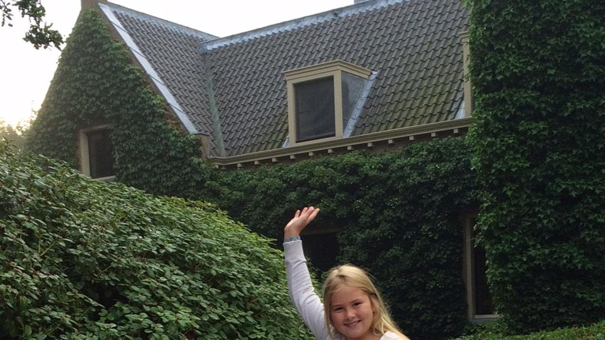 Amalia de los Países Bajos de camino al colegio
