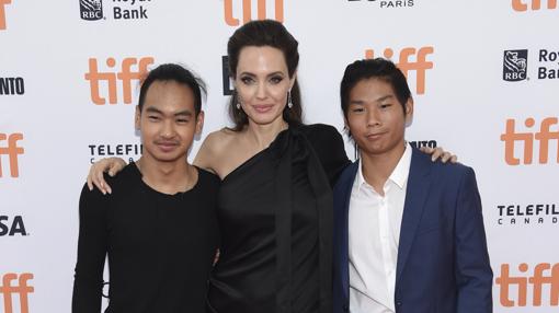 Jolie con dos de sus hijos