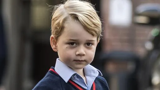 De la mano de su padre y con gesto tímido, llegó el Príncipe a su nuevo colegio