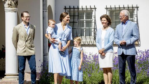 Los Príncipes Victoria y Daniel de Suecia con sus hijos