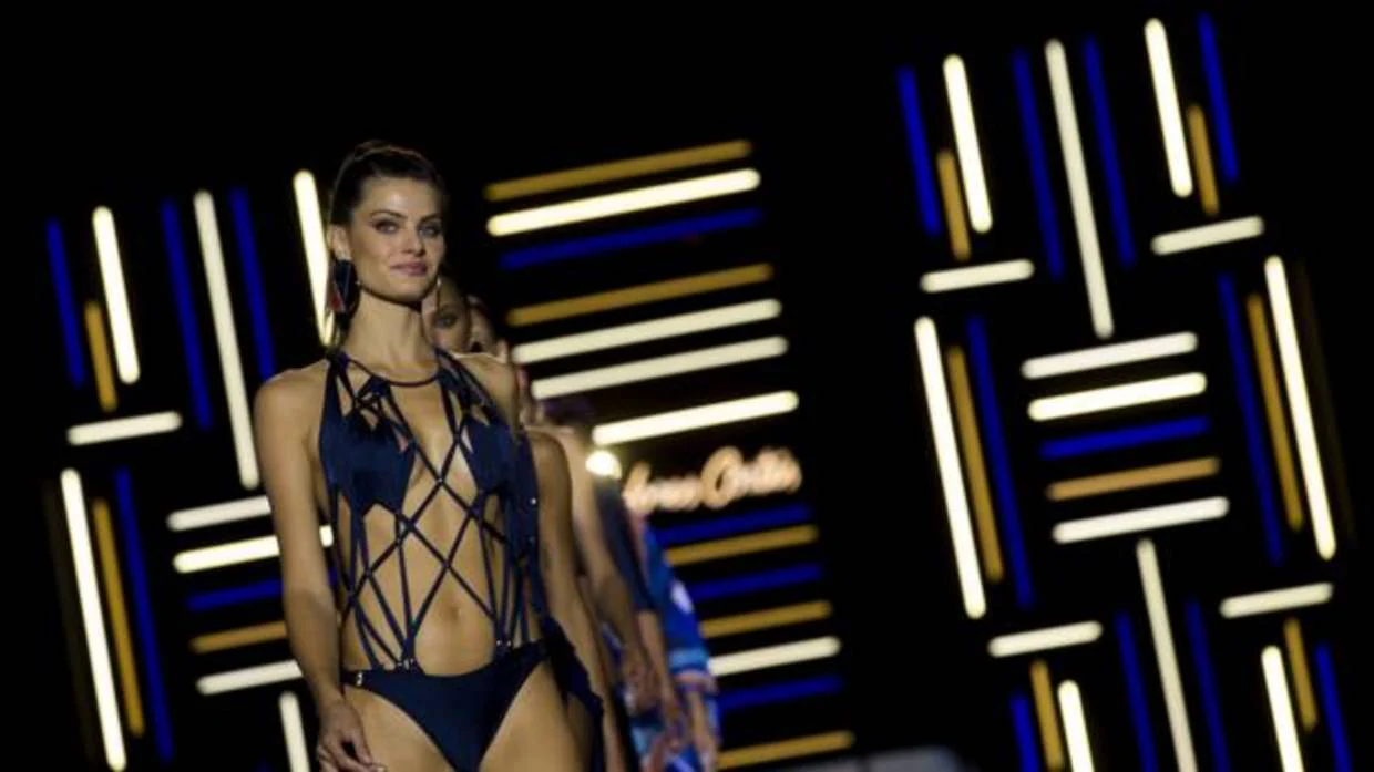 La top model Isabeli Fontane luce un bañador de Dolores Cortés