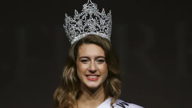 Miss Turquía 2017 pierde la corona por un polémico tuit sobre el golpe de Estado