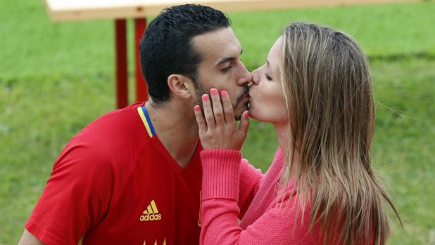 El futbolista Pedro Rodríguez, pillado besando a una mujer
