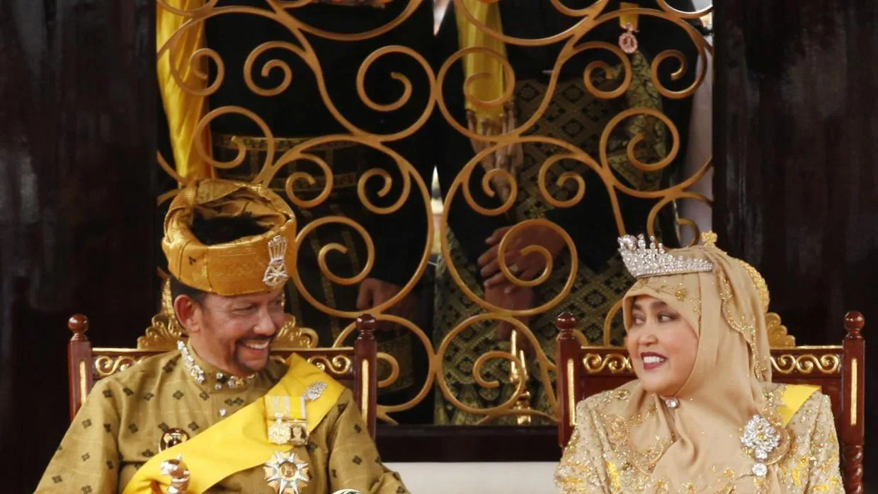 El sultán de Brunéi, Hassanal Bolkiah junto a su primera esposa Pengiran Anak Saleha