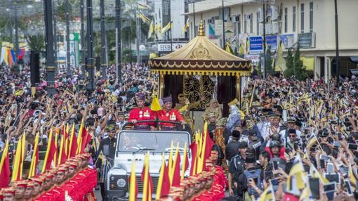 El sultán de Brunéi celebra los 50 años en el trono