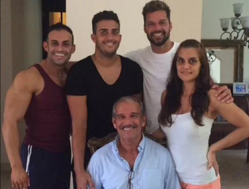 Eric, Daniel, Ricky y Vanessa Martin, junto a su padre Enrique