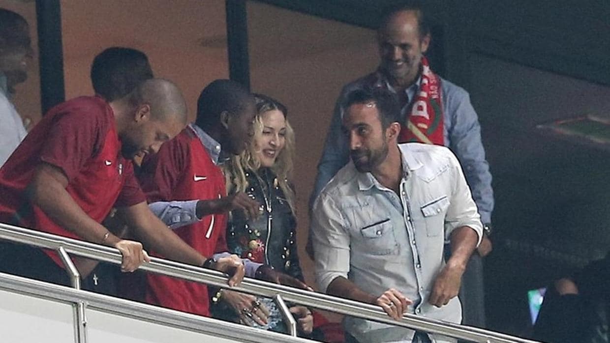 Madonna disfrutando de un partido de fútbol en el palco VIP del Estádio Da Luz