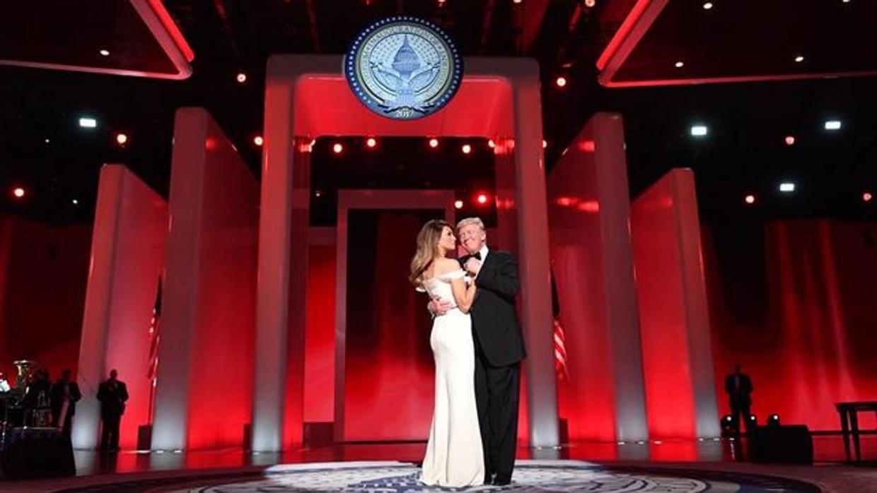 El matrimonio Trump durante el primer baile presidencial