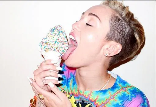 Miley Cyrus Grabó el videoclip de «Wrecking Ball», bajo la dirección de Richardson