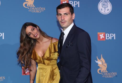 El futbolista Iker Casillas con la periodista Sara Carbonero durante la Gala de los Dragones de Oporto