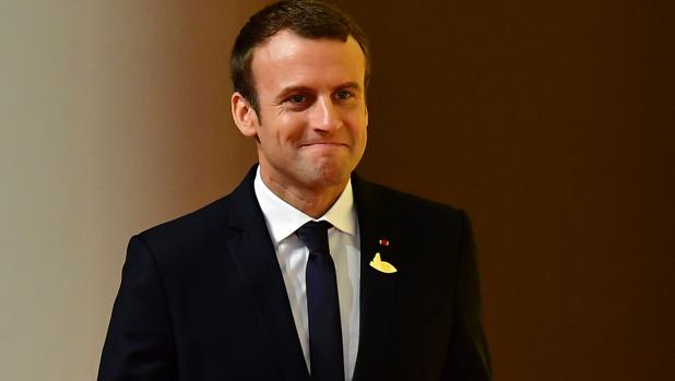 El presidente francés, Emmanuel Macron, decide que sus trajes serán solo puramente «made in France»