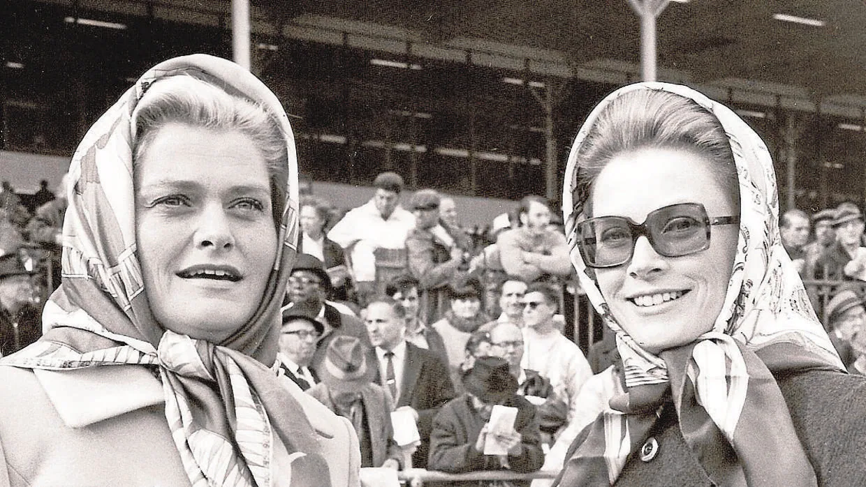 Grace Kelly y su hermana en unas carreras de caballos