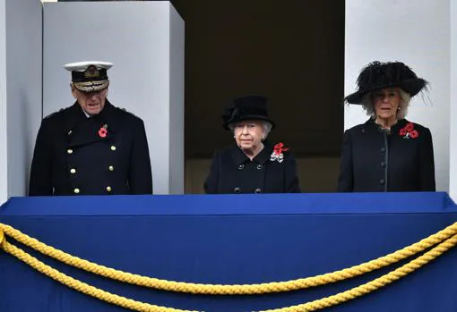 El príncipe Carlos toma el relevo bajo la atenta mirada de su madre