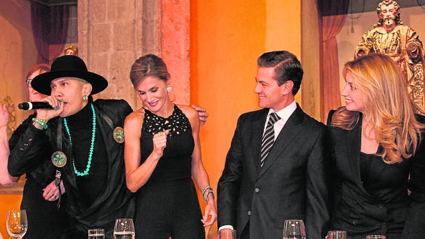 El cantante de The Black Eyed Peas rompe el protocolo y saca a bailar a la Reina Letizia