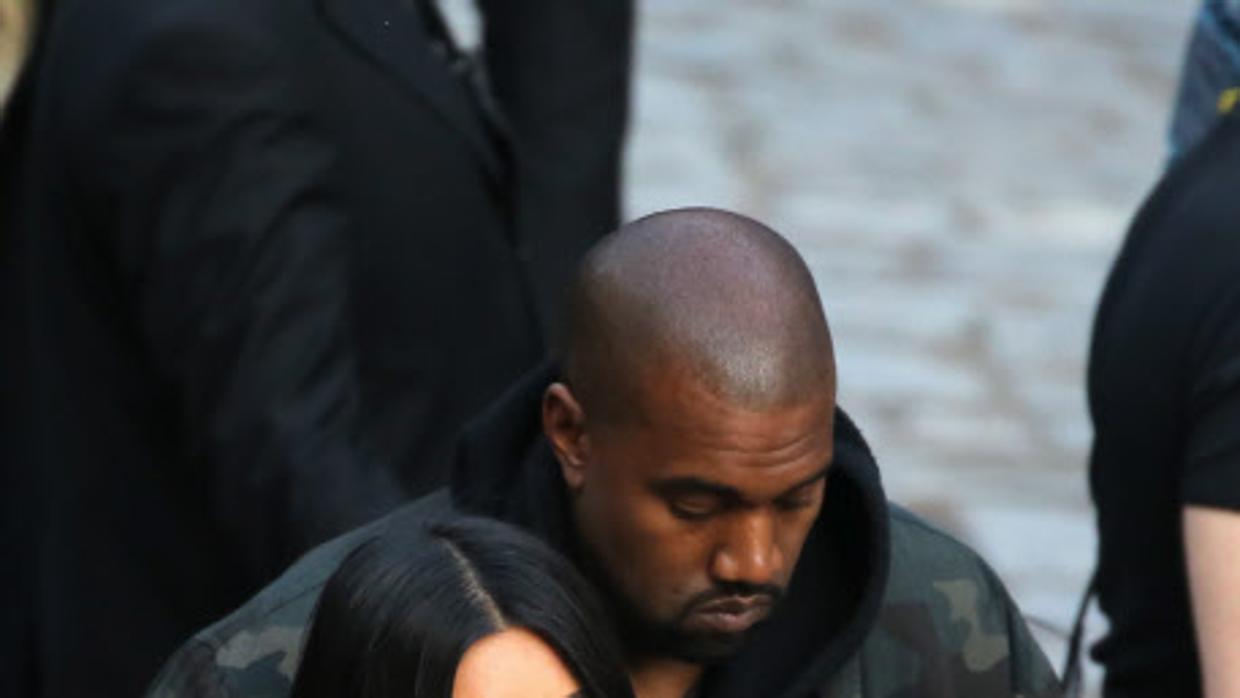 Kim Kardashian y Kanye West junto a su hija pequeña