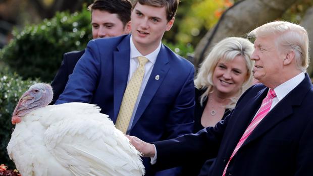 Donald Trump cumple con la tradición de indultar a dos pavos en Acción de Gracias