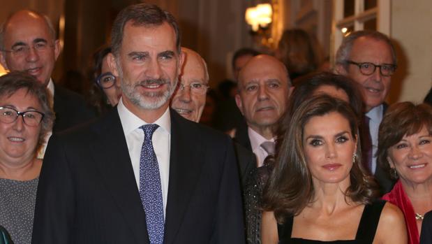 Doña Letizia sorprende con un vestido mini años 20