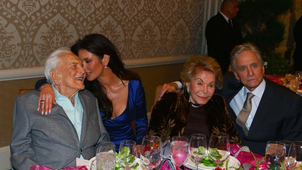 Catherine Zeta-Jones celebra los 101 años de Kirk Douglas