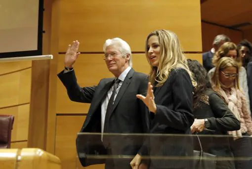 Richard Gere y Alejandra Silva a su llegada al Senado