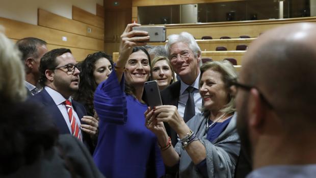 Richard Gere revoluciona el Senado con su presencia para luchar por la igualdad