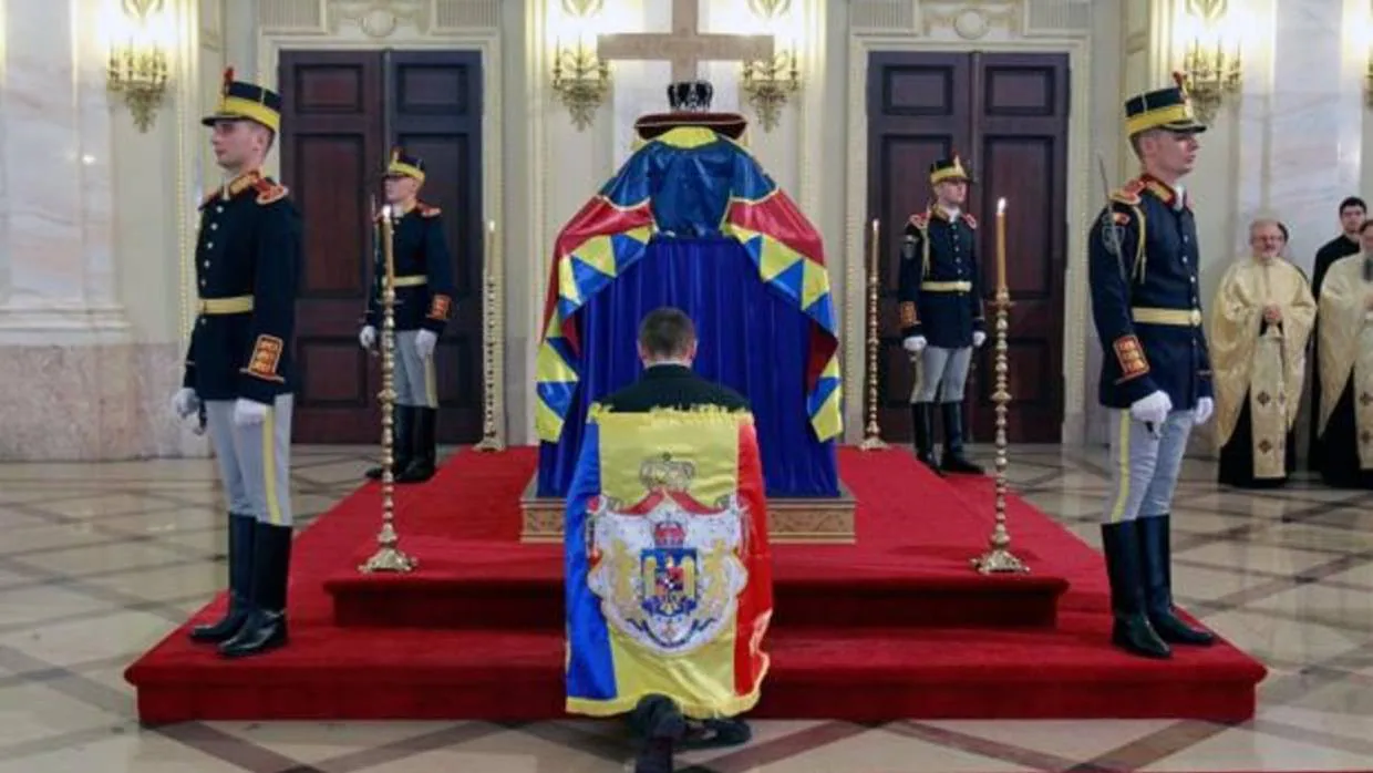 Este sábado luto concluye el público celebrado en la Sala del Trono del antiguo Palacio Real, en Bucarest (Rumanía) por el exmonarca