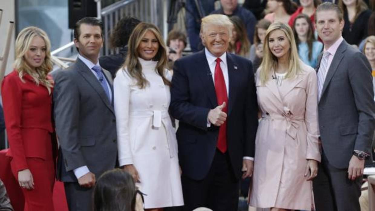 Donal Trump y su esposa Melania junto a sus hijos Donal Jr., Ivanka y Tiffany