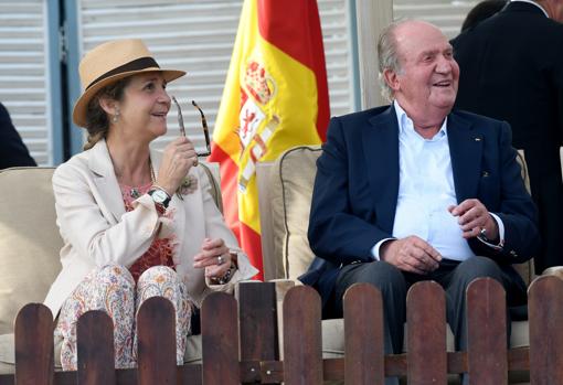 La Infanta Elena junto al Rey Juan Carlos I