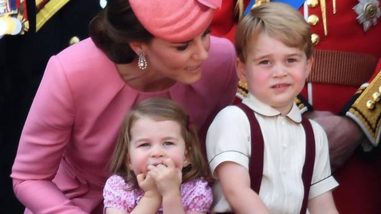La duquesa de Cambridge junto a sus hijos