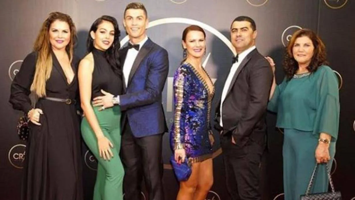 Cristiano Ronaldo reúne a toda su familia para rendirse homenaje a sí mismo