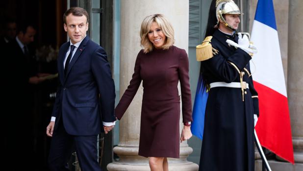 Brigitte Macron se instala en el pedestal de «reina de Francia»