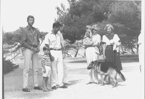 La Reina Sofía y el entonces Príncipe Felipe con Carlos y Diana de Gales y sus hijos