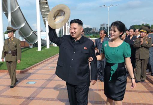 Kim Jong-un junto a su mujer, Ri Sol-Ju