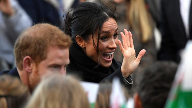 El Príncipe Harry y Meghan Markle desatan la locura en su visita a Cardiff