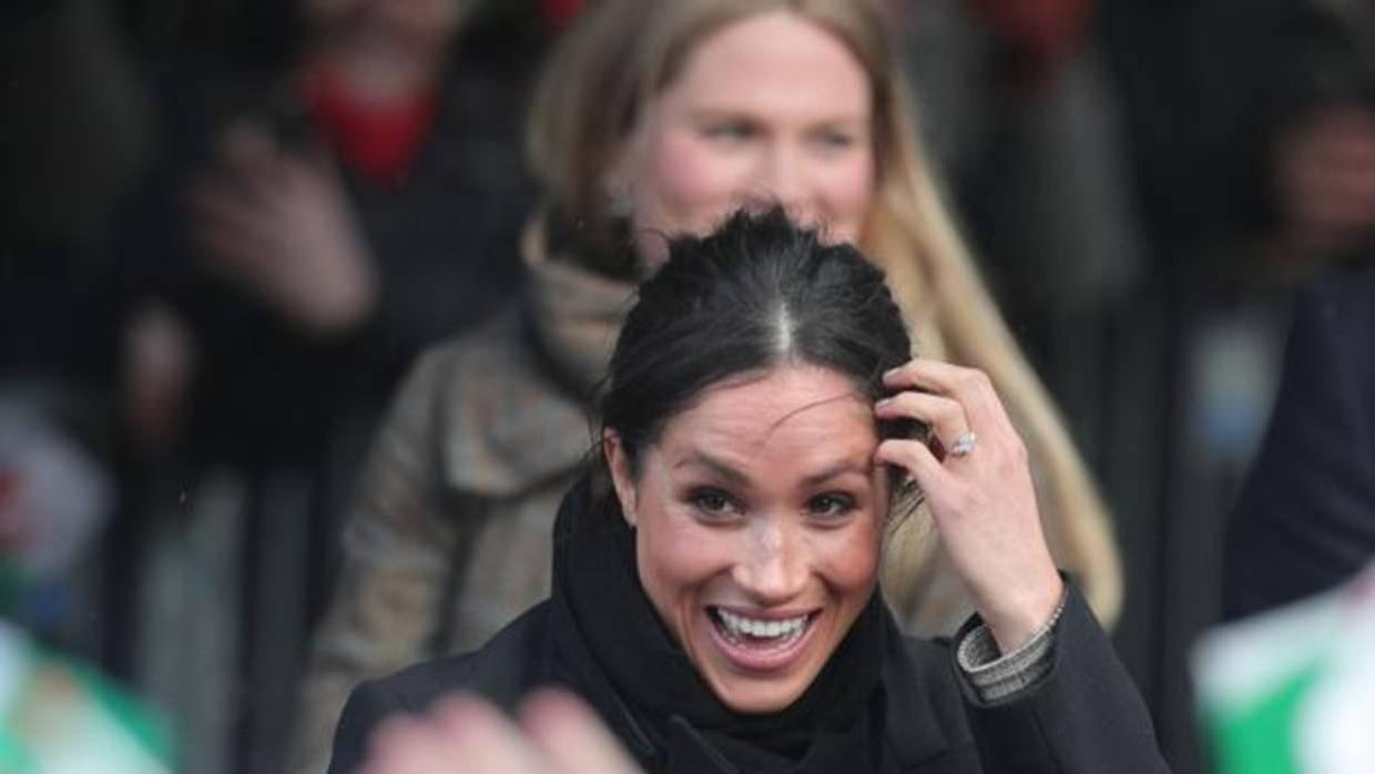 Meghan Markle en Cardiff. Detrás, Amy Pickerill, su secretaria personal