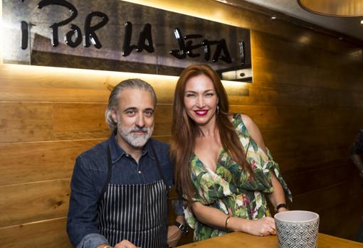 Silvia Fominaya, en su bar de tapas en La Coruña, junto a Sergi Arola