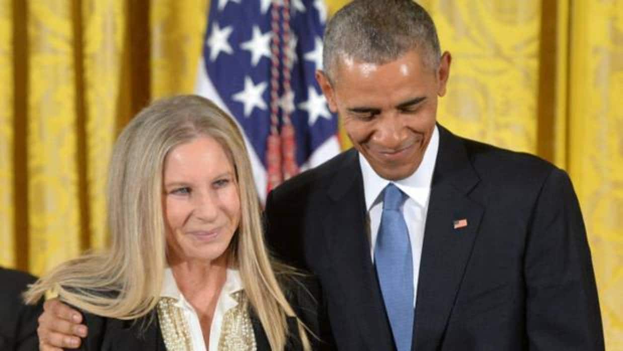 Barbra Steisand junto al expresidente Barack Obama