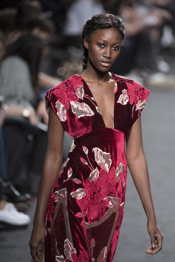 Detalle de bordados en hilos de seda y paillettes. 