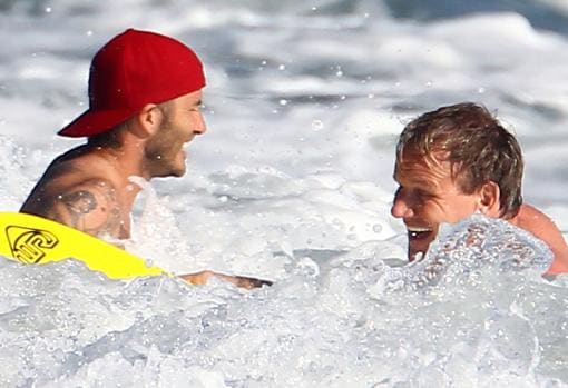 Gordon Ramsay y David Beckham disfrutan de unas vacaciones en la playa