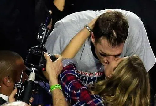 El apasionado beso que se dieron tras la vistoria en la Super Bowl
