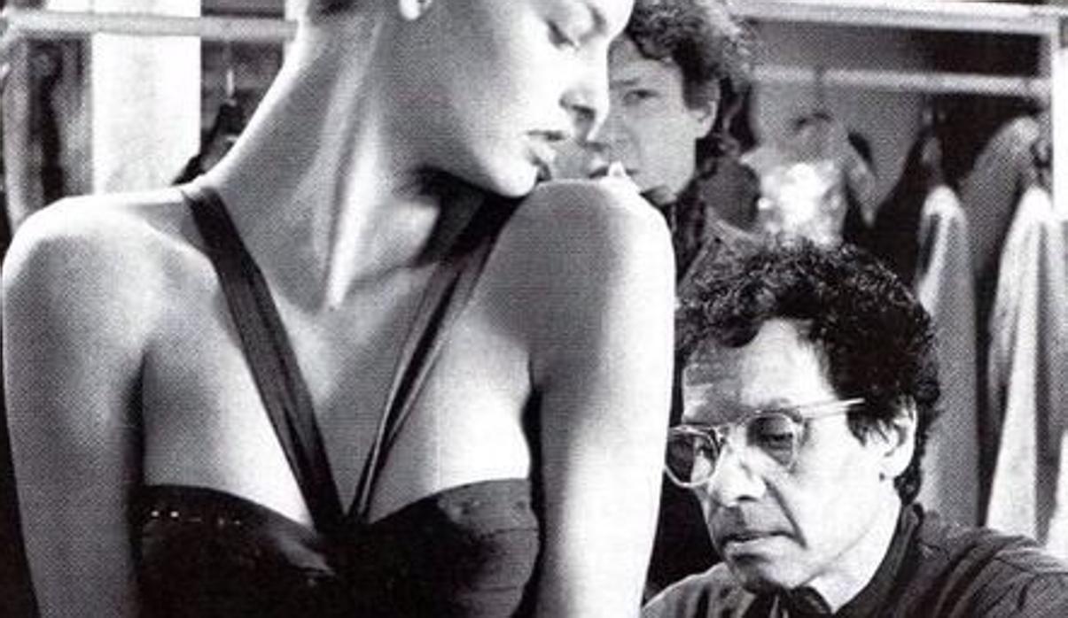 Azzedine Alaia retoca un vestido de Linda Evangelista