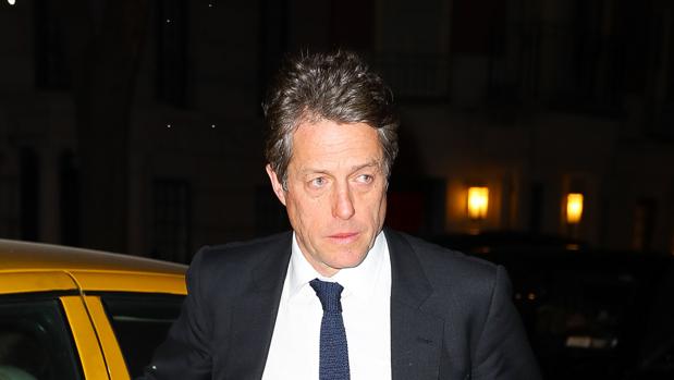 El actor Hugh Grant será compensado por el hackeo de su móvil durante años