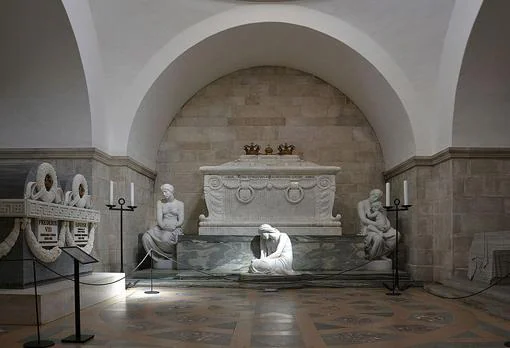 Sarcófagos de Cristian IX y Federico VIII en la catedral de Roskilde