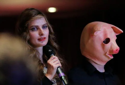 El movimiento #MeToo llega a las pasarelas: modelos esposadas a hombres con máscaras de cerdo